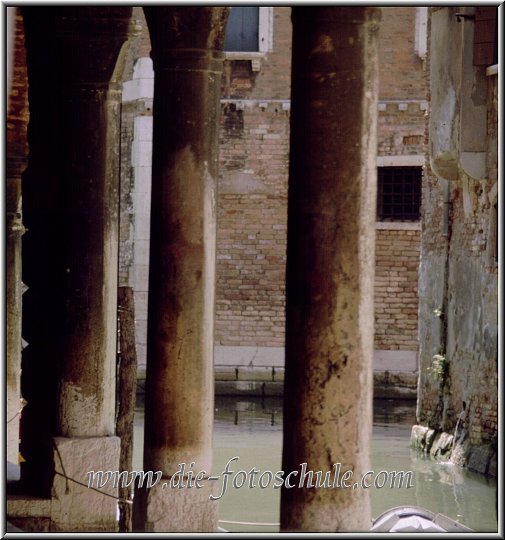 Drei Boegen.jpg - Viele enge Gassen und Wege enden in Venedig recht unvermittelt an einem Canale. Dann heißt es "Umdrehen" und einen neuen Weg ausprobieren.